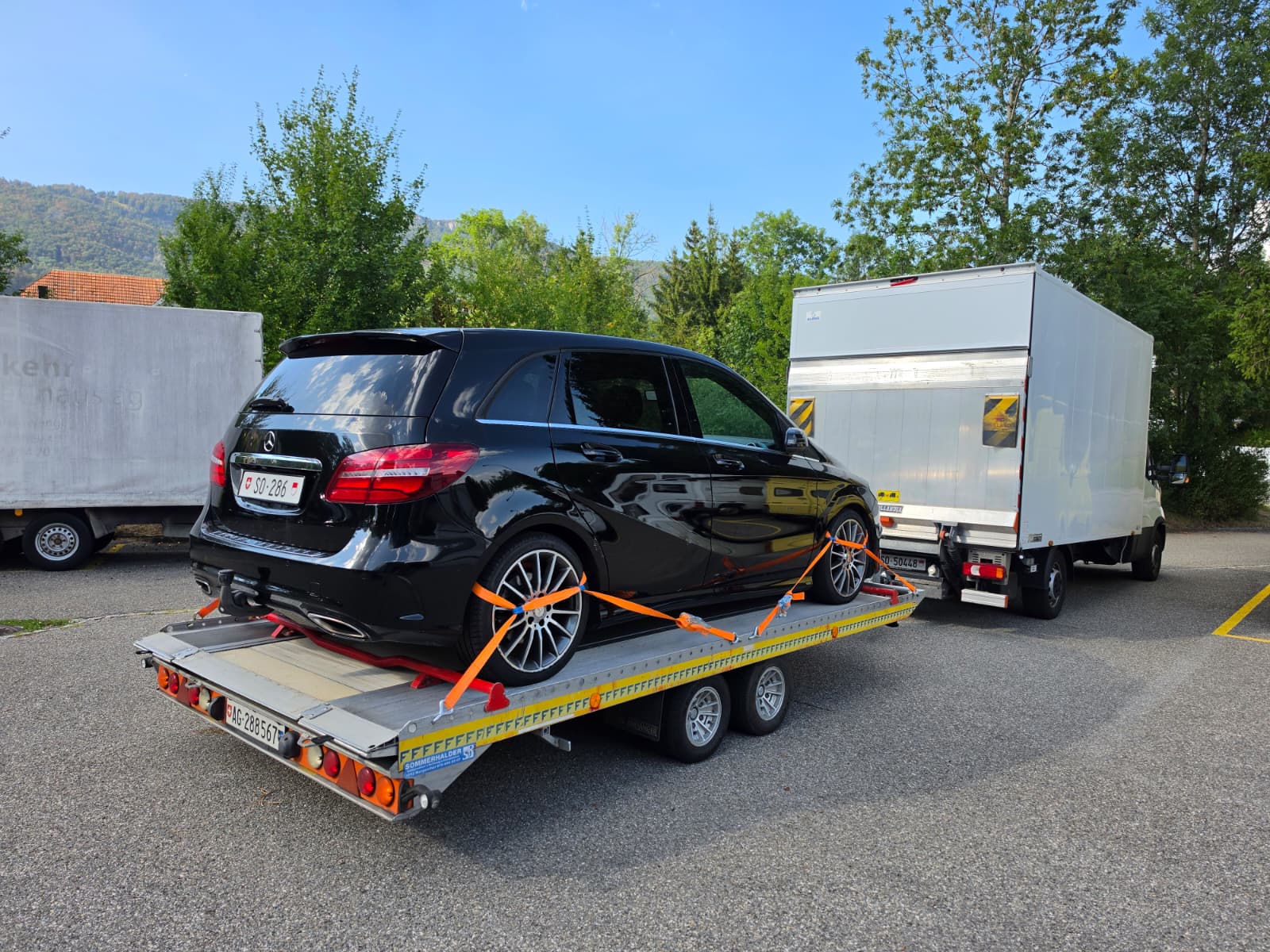 Gesicherter Fahrzeugtransport mit Anhänger