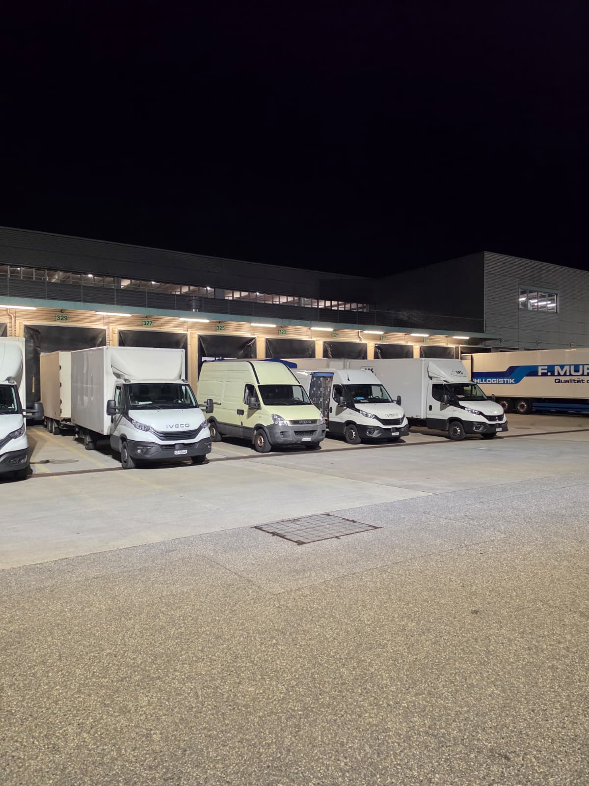 Fahrzeuge bei nächtlichem Logistikeinsatz