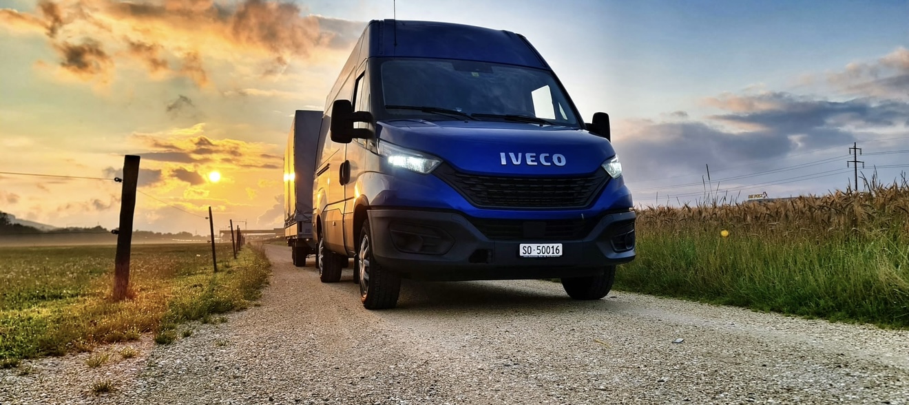 Lieferwagen bei Sonnenuntergang